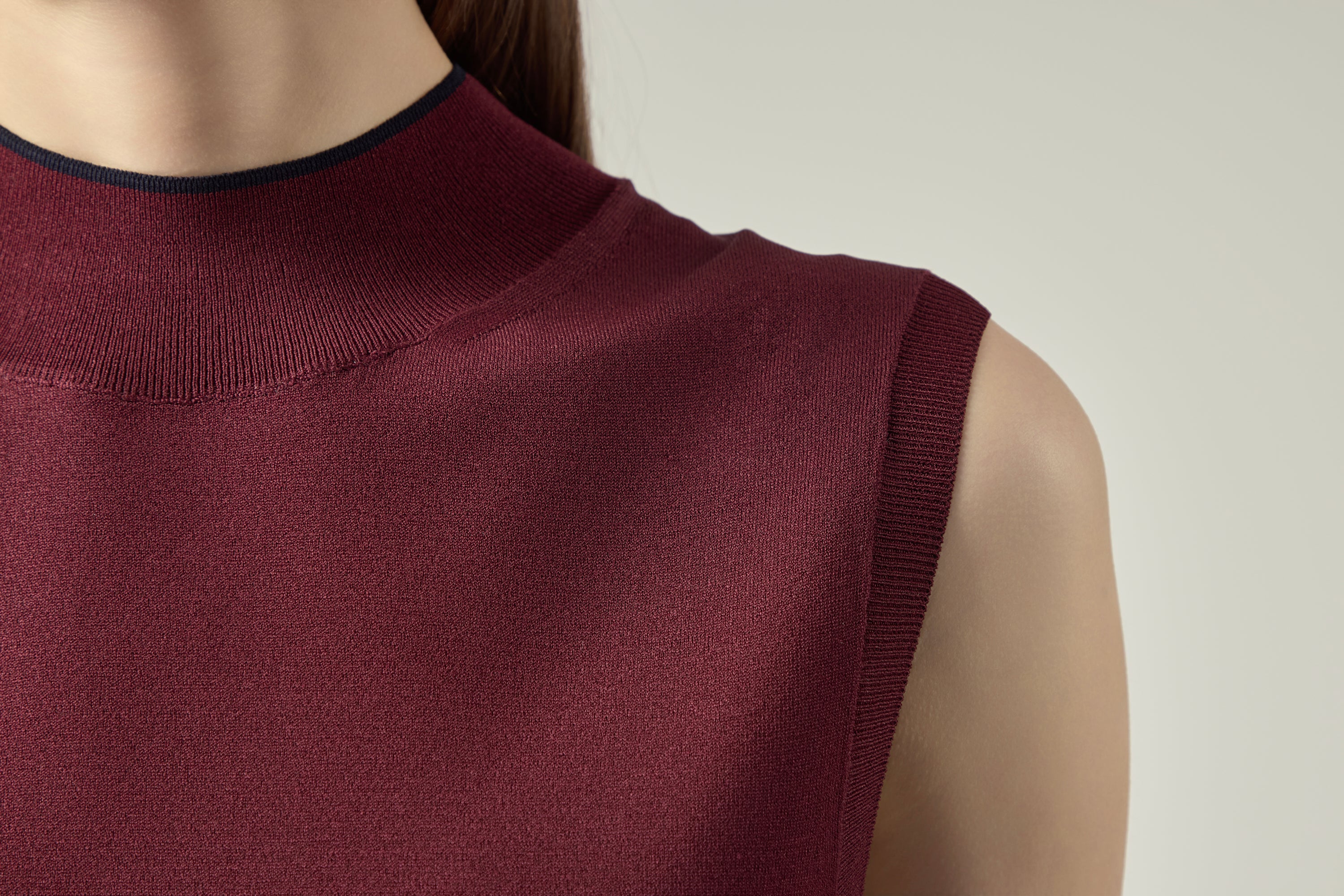 Mock-neck Vest _ Deep merlot