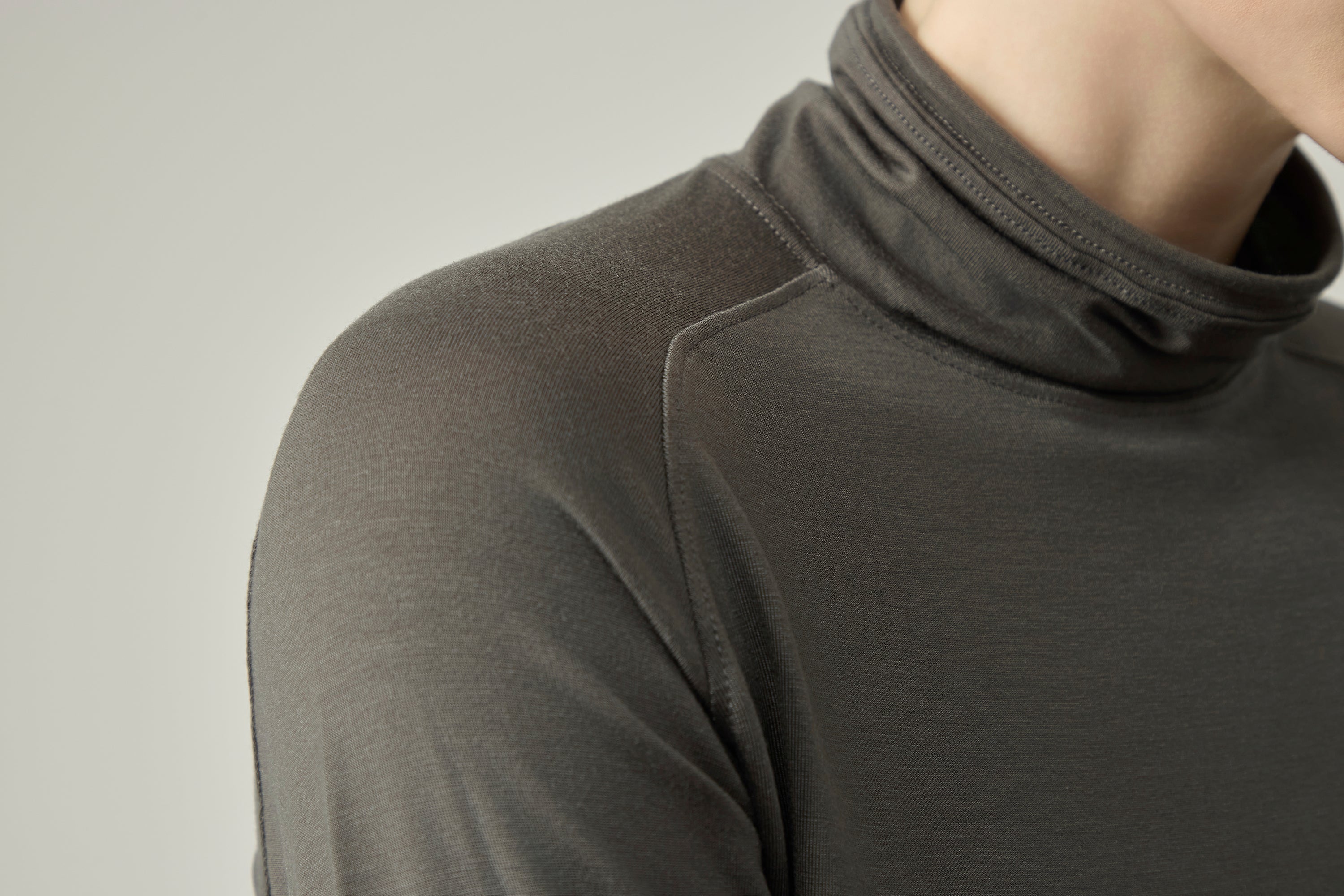 Essential High-neck _ Charcoal